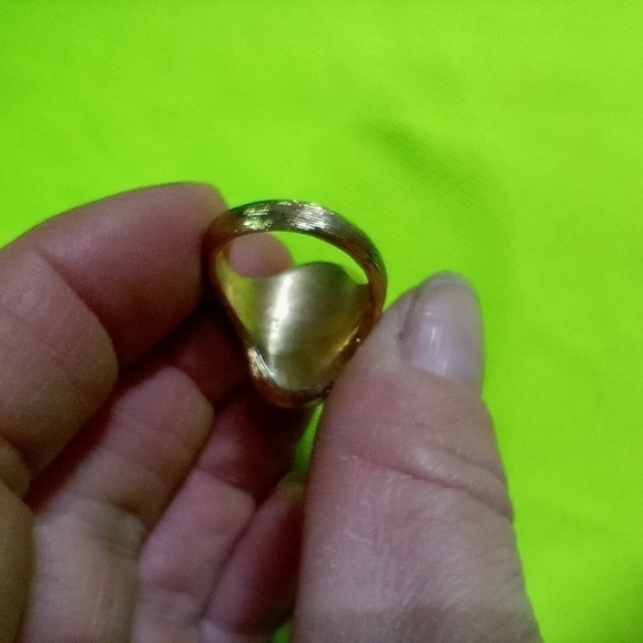 Goldtone mirror Ring textured size 7 - Picture 2 of 4